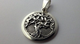 Символическое украшение с секретом: серебряный медальон-оберег
